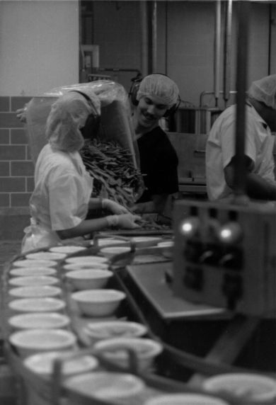 (29157) Food Service Employees Working on the Line, Canada