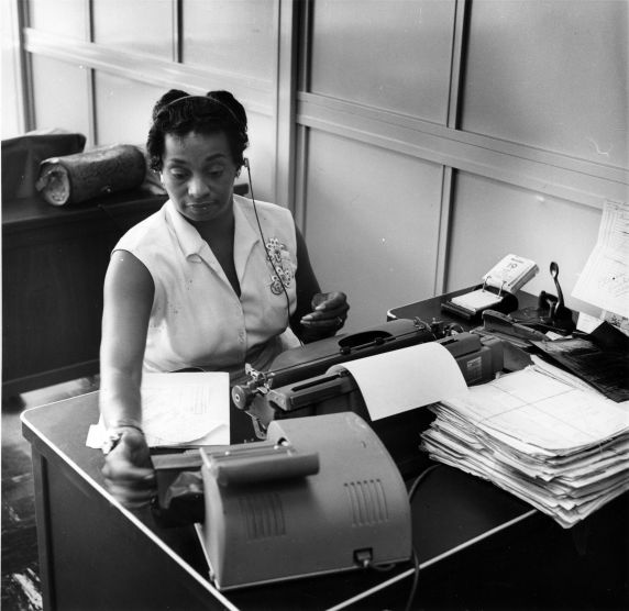 (29187) Female Office Worker, Los Angeles, California, circa 1959-1960