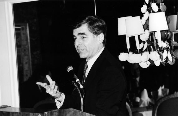 (29229) Michael Dukakis, Executive Board Meeting, Wasington, D.C., 1987