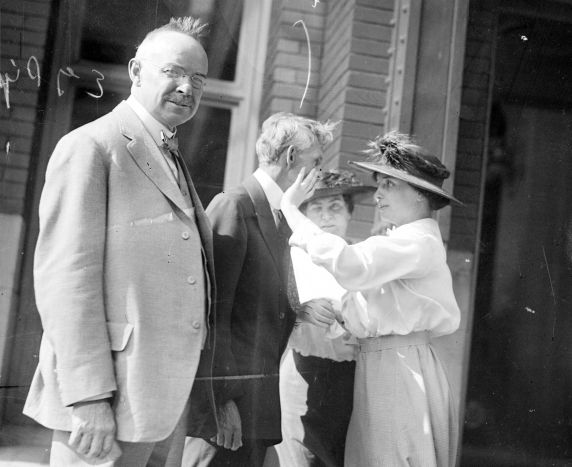 1916 : Helen Keller Meets Henry Ford