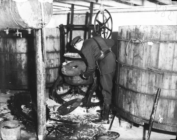 (27848) Prohibition, Raids, Detroit, 1931