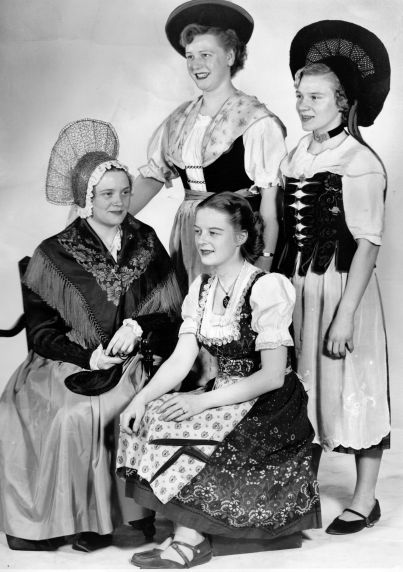 (28910) Ethnic Communities, German, Costumes, Detroit, 1954