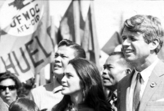 (319) Sen. Robert Kennedy, Larry Itliong, Dolores Huerta, and Andy Imutan, Delano, California