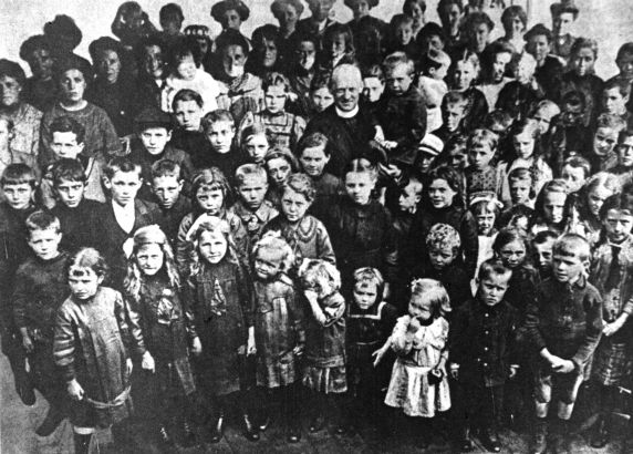 (32101) Belgian Evacuees, Children, Detroit, 1915