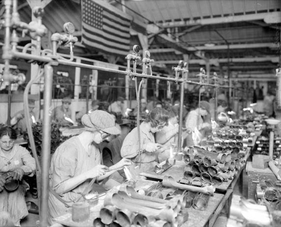 (32178) Women, War Workers, Munitions, American Car & Foundry Plant, Detroit, 1918