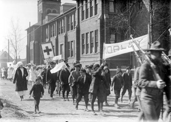 (32198) First World War, Civilian Support, Red Cross Parade, Detroit, 1918