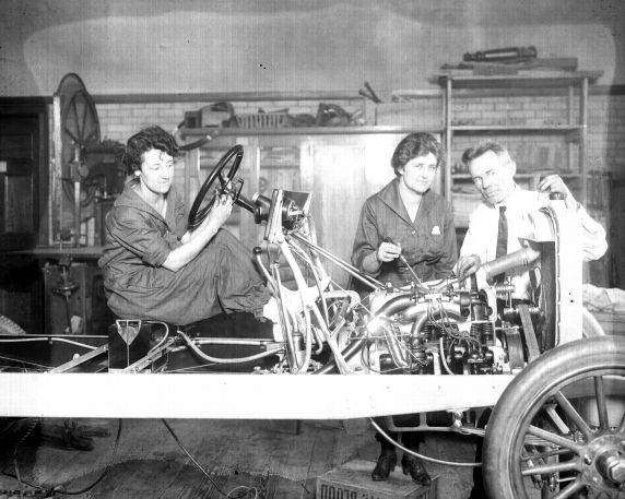 (32205) Women, War Workers, Automobile, Detroit, 1917-1918