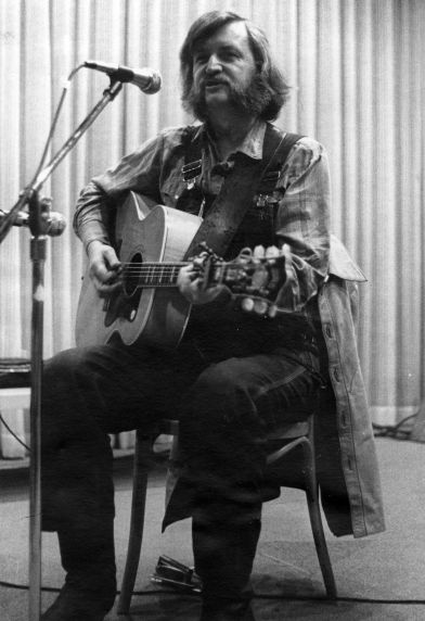 (32391) Utah Phillips Performing, circa 1970s