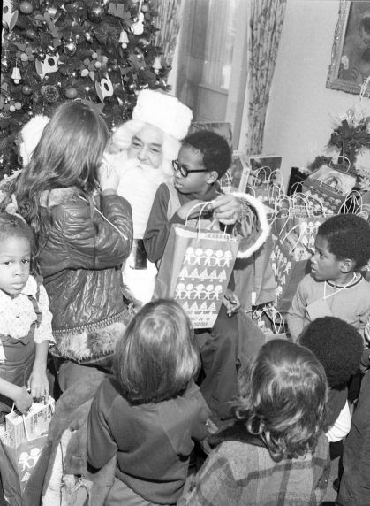 (32628) Coleman Young, Children, Christmas, Detroit, 1974