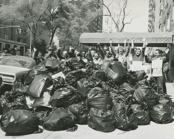 (33372) Demonstration with bags of garbage