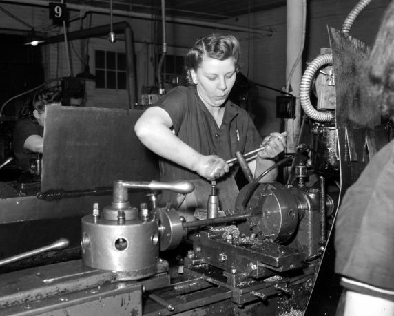 (33624) War Industry, Women Workers, Morley Knight Company, 1943
