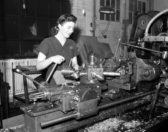 (33627) War Industry, Women Workers, Morley Knight Company, 1942