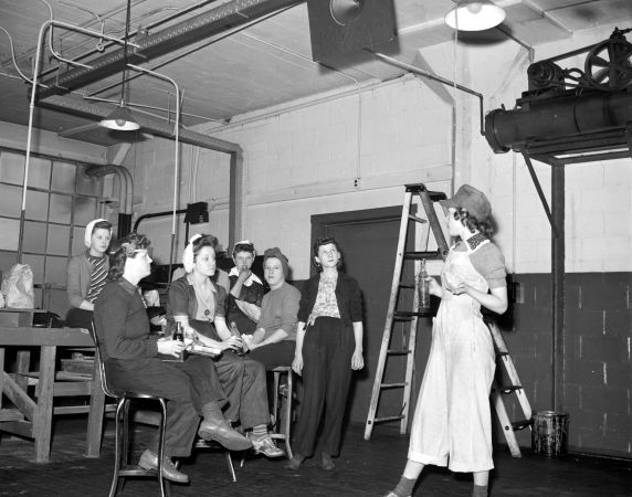 (33629) War Industry, Women Workers, Morley Knight Company, 1943 