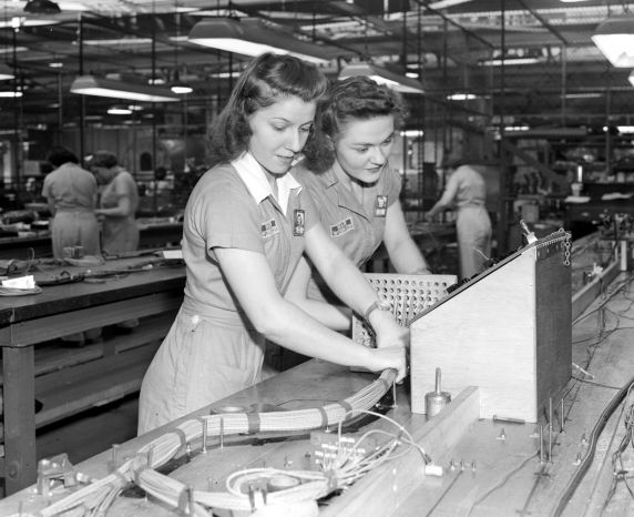 (33623) War Industry, Women Workers, Chrysler Motor Car Company, 1942