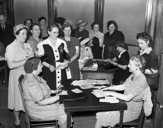 (33663) Rationing, Registration, Sugar, Detroit, 1942