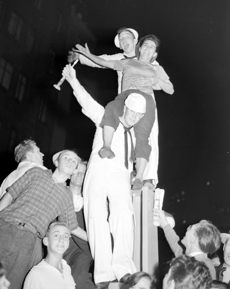 (33686) V-J Day Celebrations, Detroit, 1945