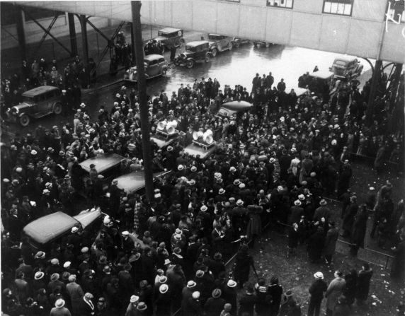 (3918) Genreal Motors plant, crowds, Flint, Michigan