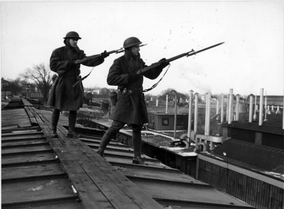 (3961) National Guardsmen, rooftop, Flint, Michigan