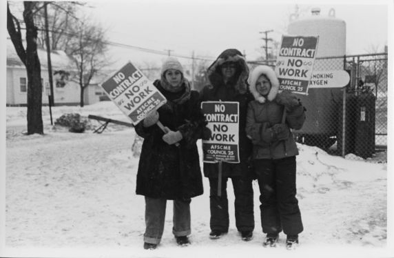 (4019) AFSCME Council 25 members picket in the snow