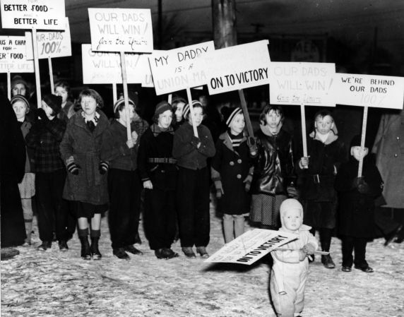 (4715) Children, Pickets, Flint, Michigan, 1937