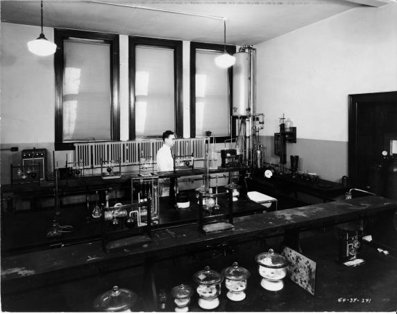 (6680) Classrooms, Interiors, Chemistry Lab, Old Main, c. 1935