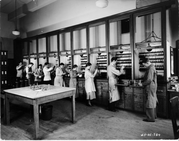 (6685) Classrooms, Interiors, Chemistry Lab, Old Main, c. 1935