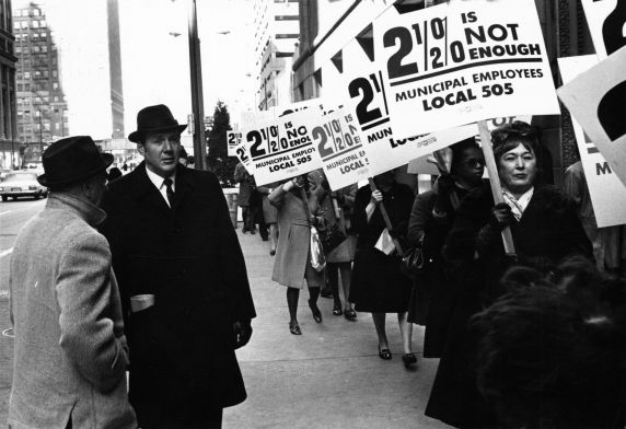 (7517) Chicago clerical workers picket