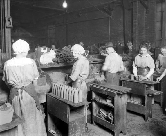 (32203) Women, War Workers, Munitions, Detroit, 1918