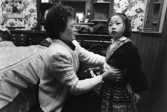 (79672) Ethnic Communities, Hmong, Dance, Detroit, 1991