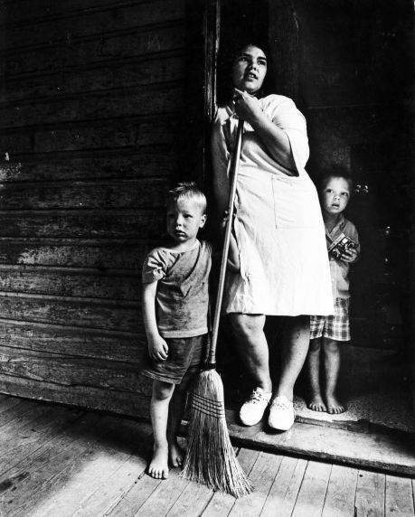 (9164) Appalachian family, Hazard, Kentucky, 1972