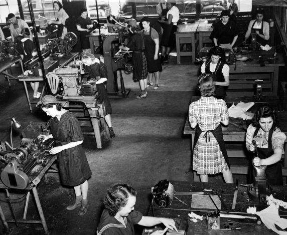 (9195) Buildings, Automobile Factories, War Work, Detroit, c. 1940s