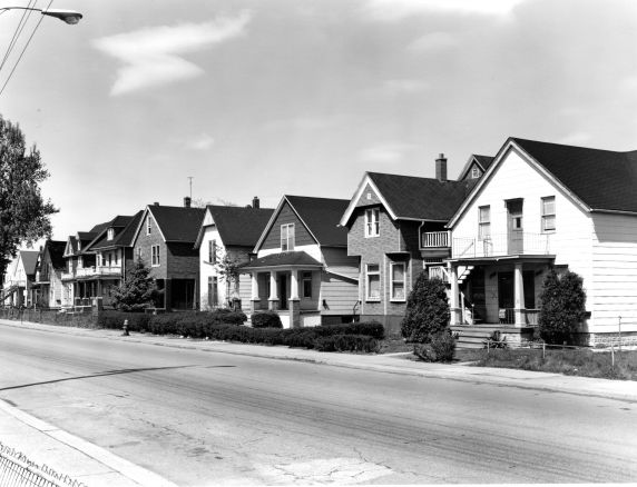 (WSAV002727_095) Neighborhood views, Milwaukee Avenue, 1981