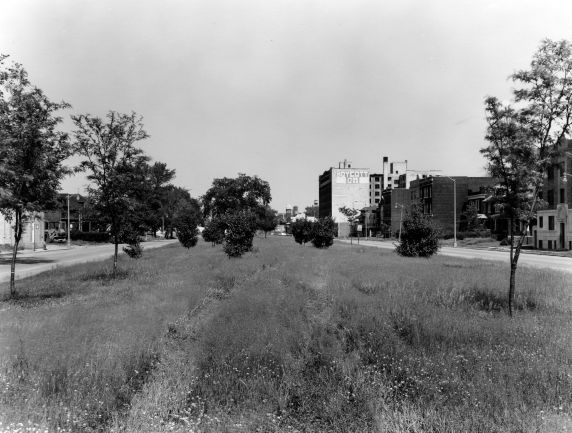 (WSAV002727_128) Neighborhood views, E. Grand Boulevard, 1981