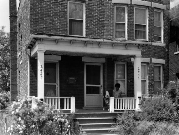 (WSAV002727_129) Residential views, E. Grand Boulevard, 1981